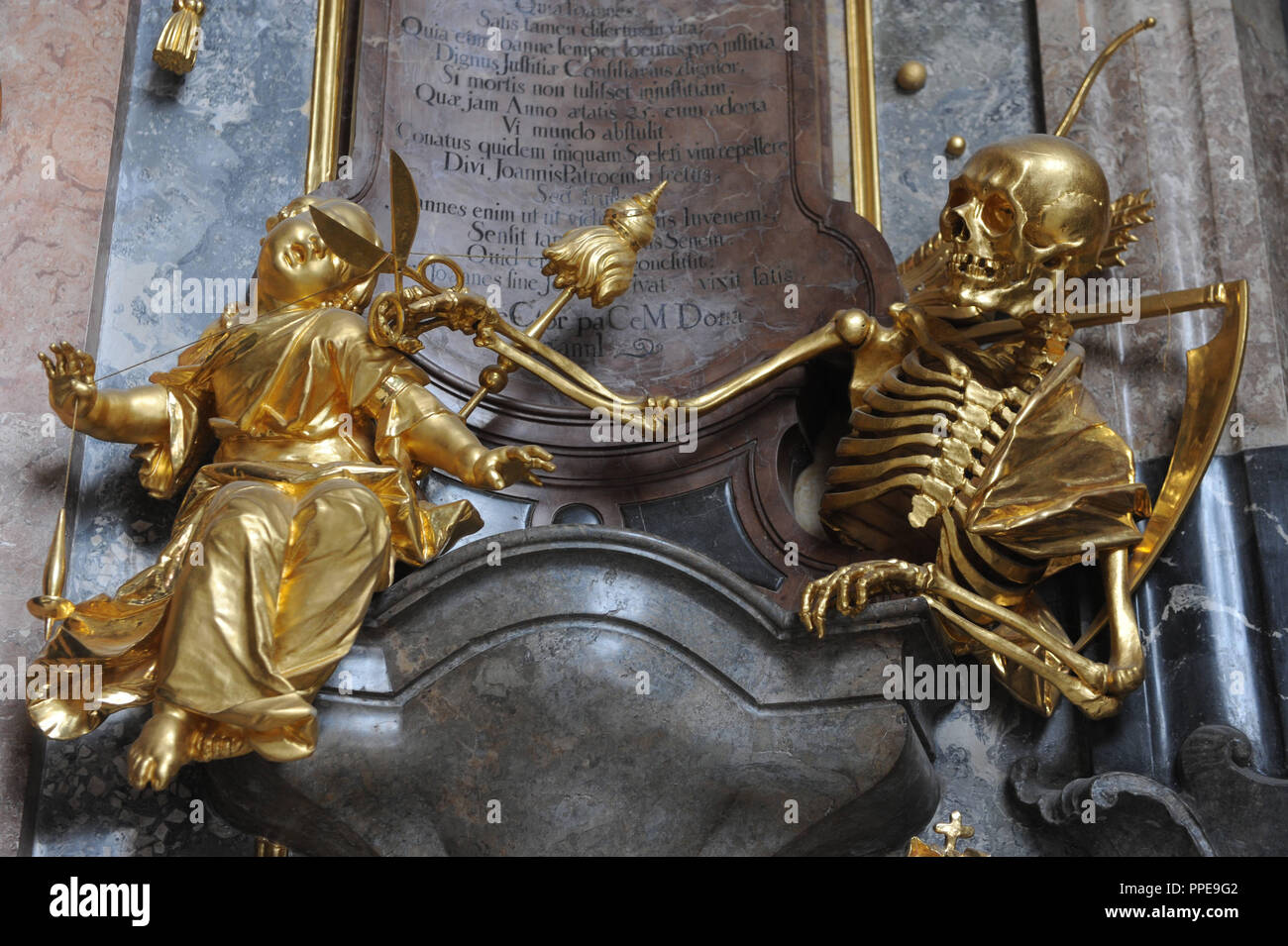 Darstellung der Vergänglichkeit des Lebens des Künstlers Cosmas Damian Asam in der Asam Kirche. Stockfoto
