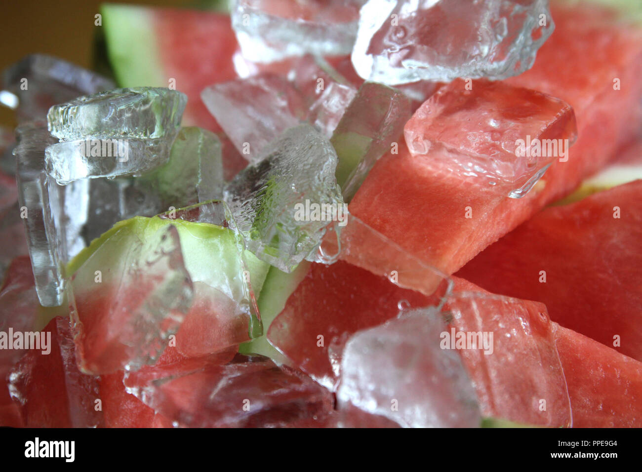Wassermelone mit Eis für die 'Fun-Aufguss" in der Sauna im Westbad. Stockfoto
