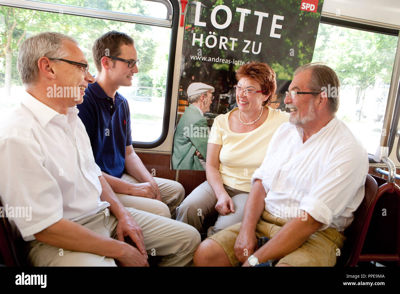 München SPD-Kandidaten gehen auf Tour durch die Stadt in einem Oldtimer Bus. Im Bild (von links nach rechts) Roland Fischer, Andreas Lotte, Irmgard Hofmann, Willy Mundigl zu Beginn am Georg-Freundorfer-Platz. Stockfoto