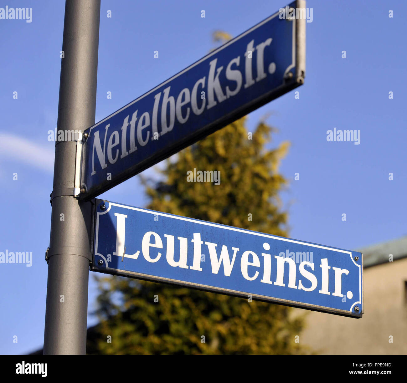 Standorte und Straßennamen aus der Kolonialzeit, hier der Nettelbeckstrasse Ecke Leutweinstrasse, eine Namensänderung zu Diskussion immer wieder kommt. Stockfoto