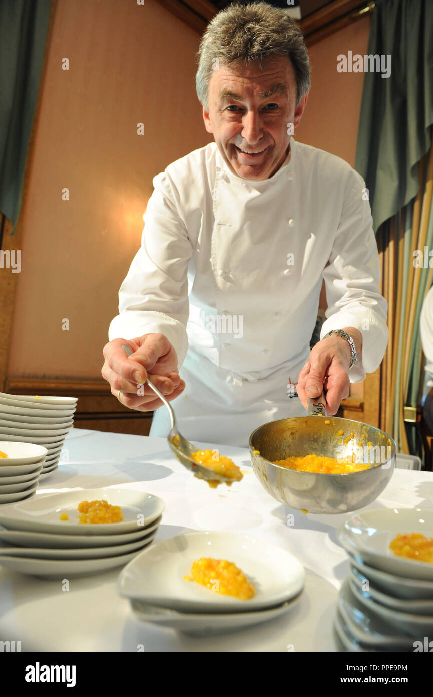 Bei "Fauster & Friends" 14 Spitzenköche kochen für eine gute Sache im Hotel Königshof: im Bild Hans Haas aus 'Tantris' bei der Erstellung der Schale. Die Erlöse aus der Veranstaltung geht an die Organisation Lichtblick Seniorenhilfe e.V. und der Philipp Lahm Stiftung. Stockfoto