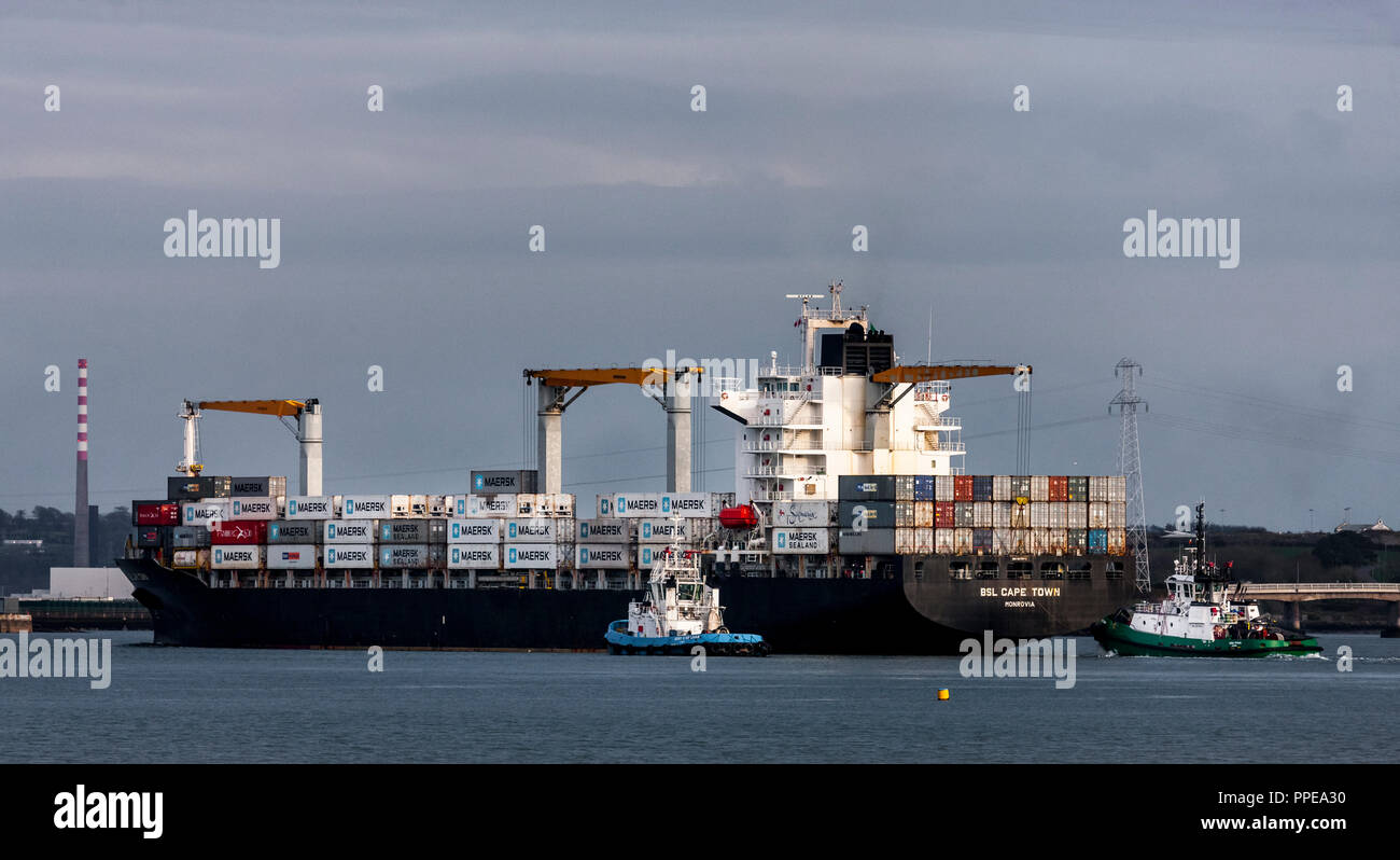 Ringaskiddy, Cork, 2. Februar, 2018. Containerschiff BSL Kapstadt Blätter Ringaskiddy tiefe Wasser Liegeplatz von Hafen von Cork Schlepper begleitet, Gerry O u Stockfoto