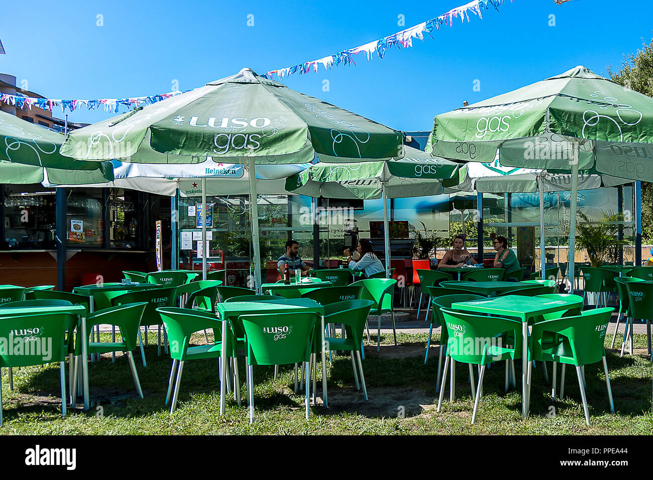 Einige Leute, die eine schöne Zeit in eine Terrasse, an einem sonnigen Tag Stockfoto