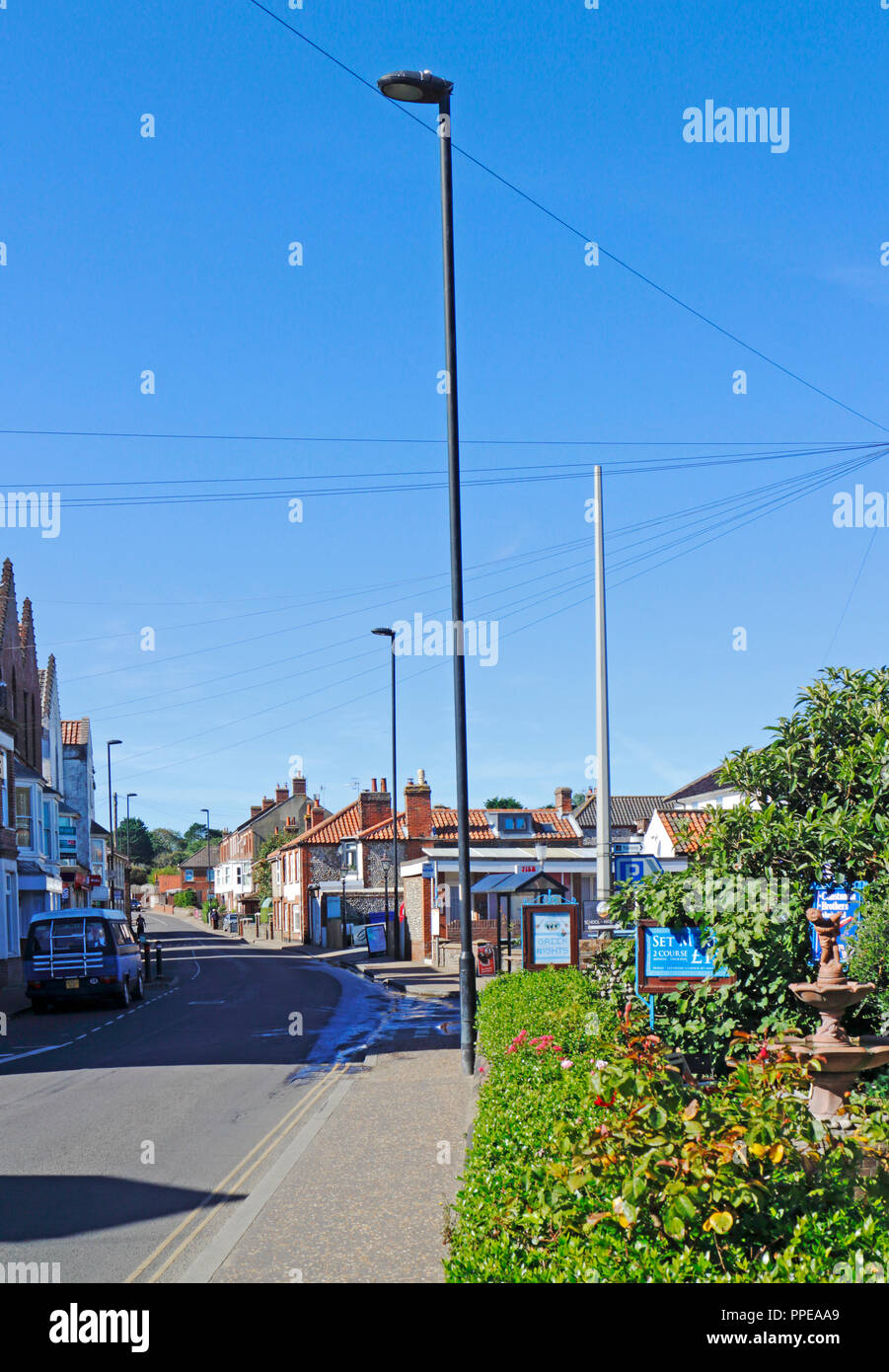 Ein Blick auf die A149 North Norfolk Straße durch das Dorf von Osten Runton, Norfolk, England, Vereinigtes Königreich, Europa vorbei. Stockfoto