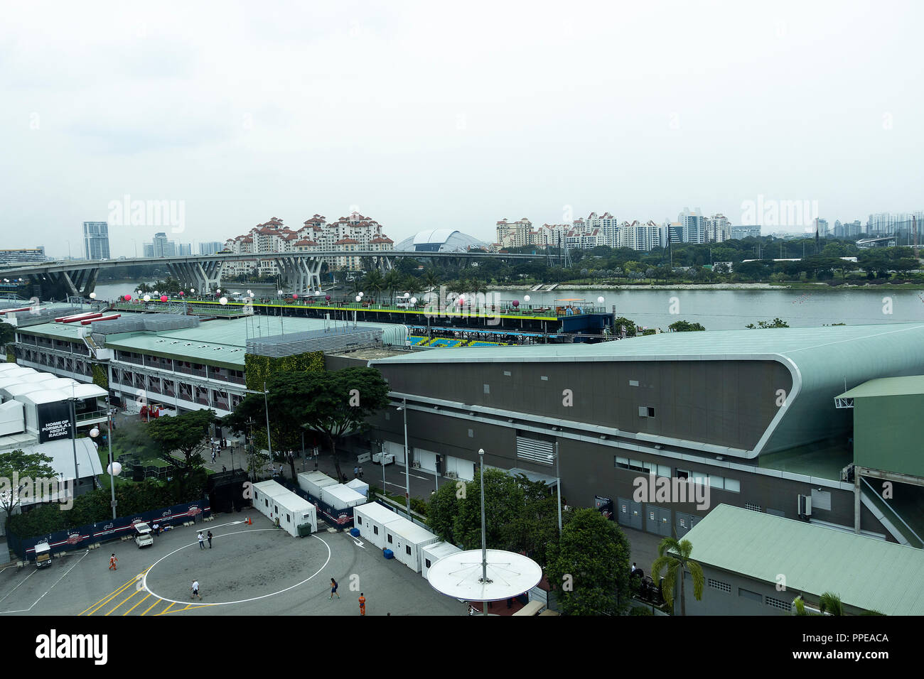Luftaufnahme der Ständigen Haupttribüne und Garage in den Gruben der FI-Grand Prix von Singapur Nacht Rennen von der Singapore Flyer Singapur Stockfoto