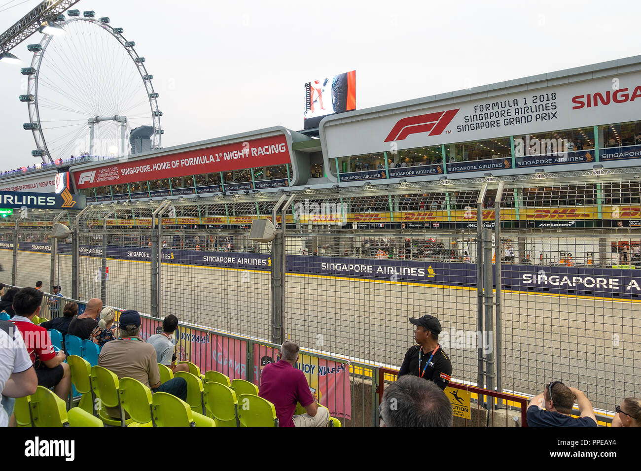 Das große Rad genannt Singapore Flyer zusammen mit Pit Grandstand bei Formel 1 Grand Prix 2018 in Singapur Republik Singapur Asien Stockfoto