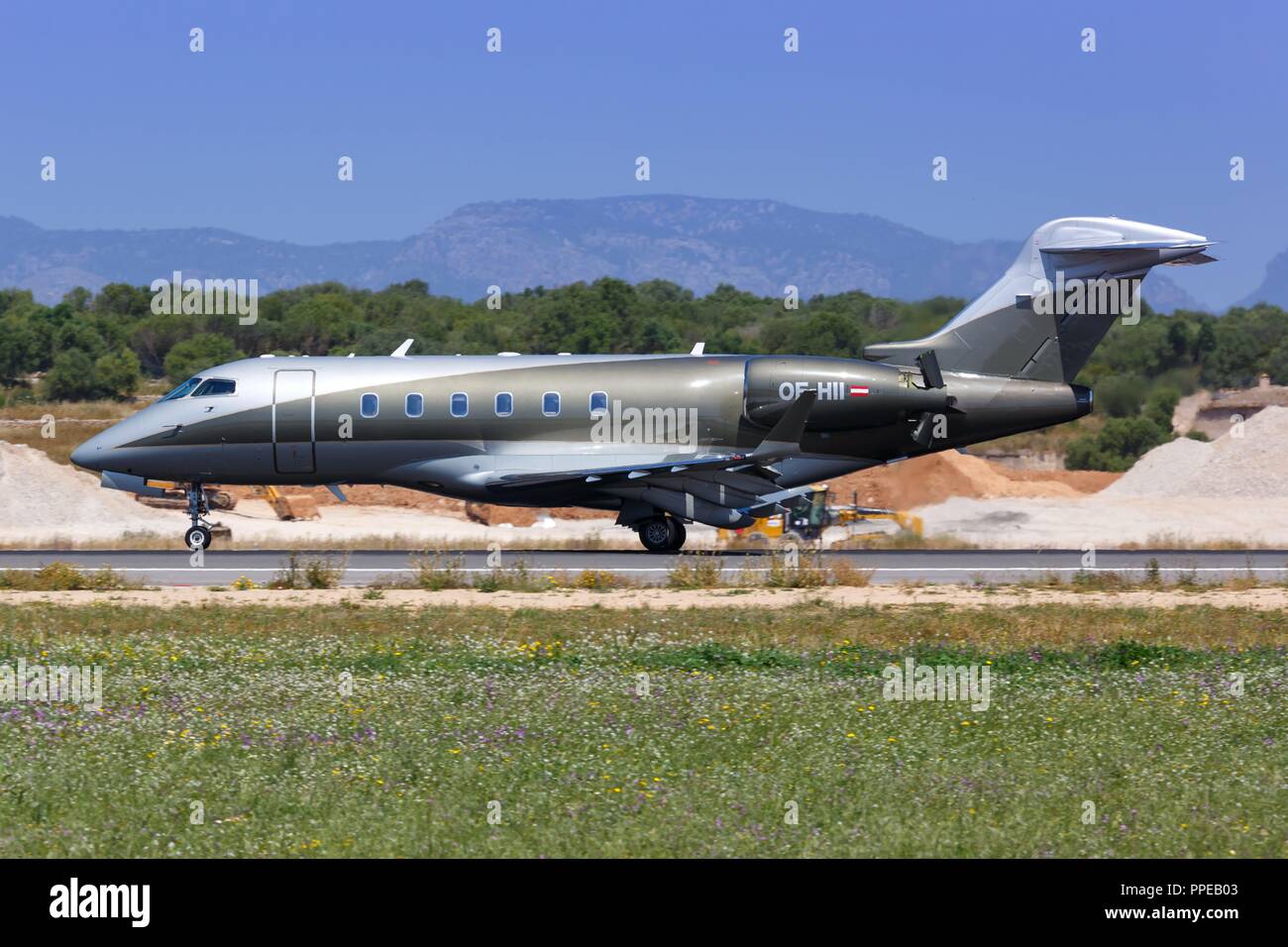 Palma de Mallorca, Spanien - 11. Mai 2018: Lauda Motion Excecutive Bombardier Challenger 300 Flugzeug am Flughafen Palma de Mallorca (PMI) in Spanien. | Verwendung weltweit Stockfoto