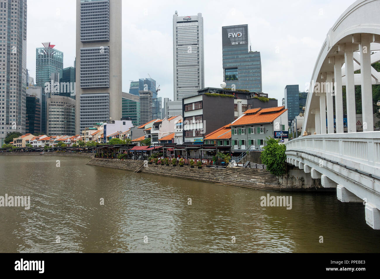 Elgin Brücke über den Singapore River mit dem Boat Quay Restaurants und ein Teil des Finanzsektors in der Innenstadt von Singapur Asien Stockfoto