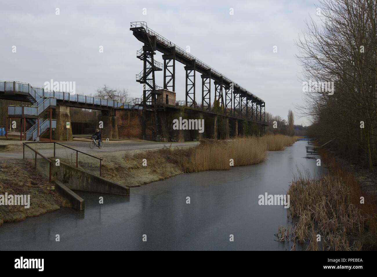 Umwandlung einer ehemaligen Eisenhütte und industriellen Brachflächen zu den Landschaftspark Duisburg-Nord, einen öffentlichen Park und ein Industriedenkmal, Neue Alte Emscher und Kranbahn | Verwendung weltweit Stockfoto