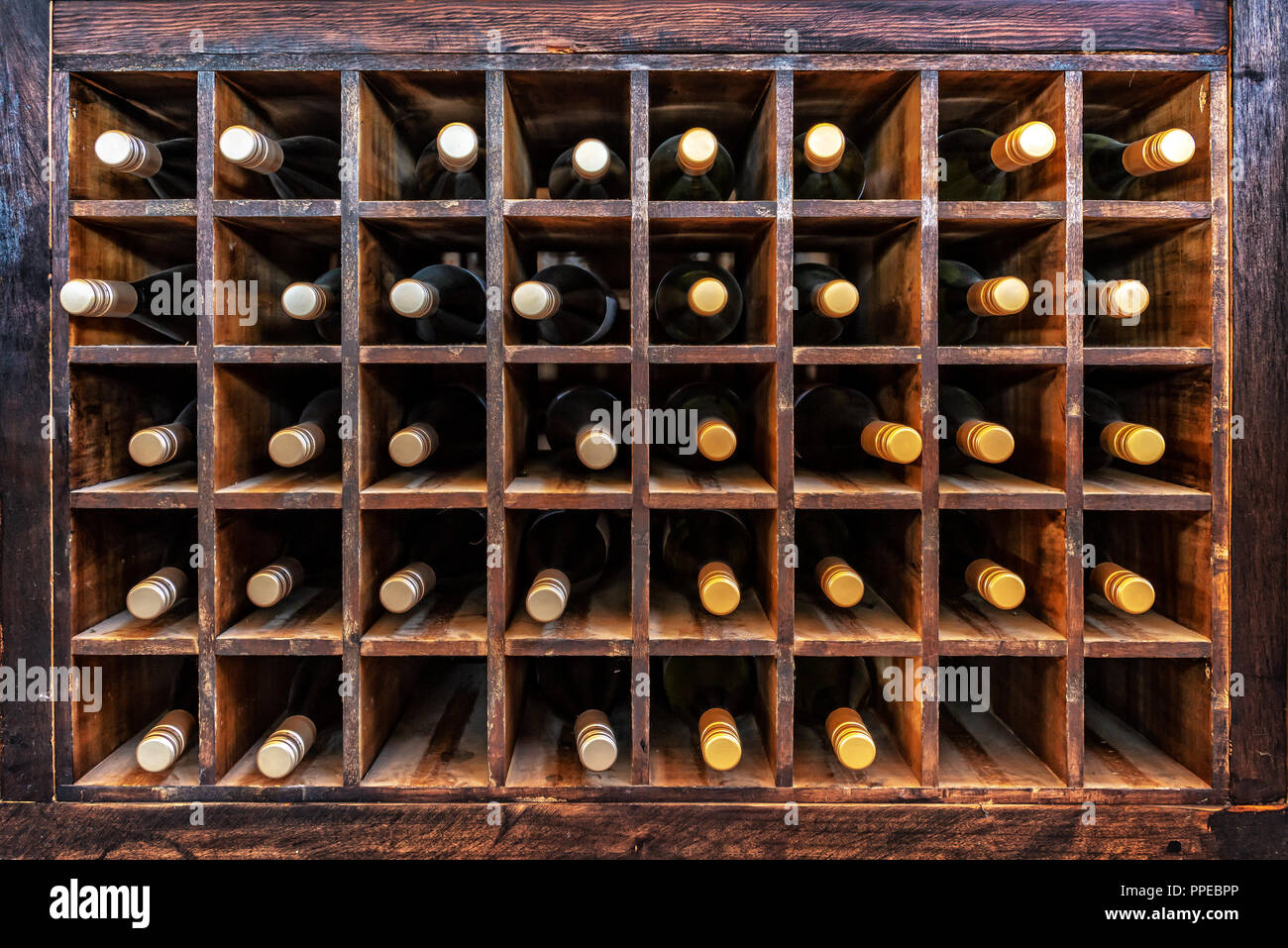 Sammlung von Flaschen Wein auf Holz fällen Stockfoto