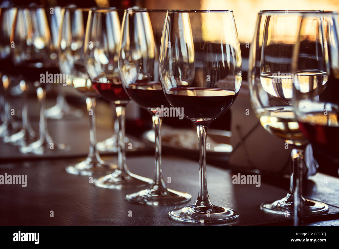 Nahaufnahme von Gläsern Wein auf einem Tisch während einer Weinprobe Stockfoto