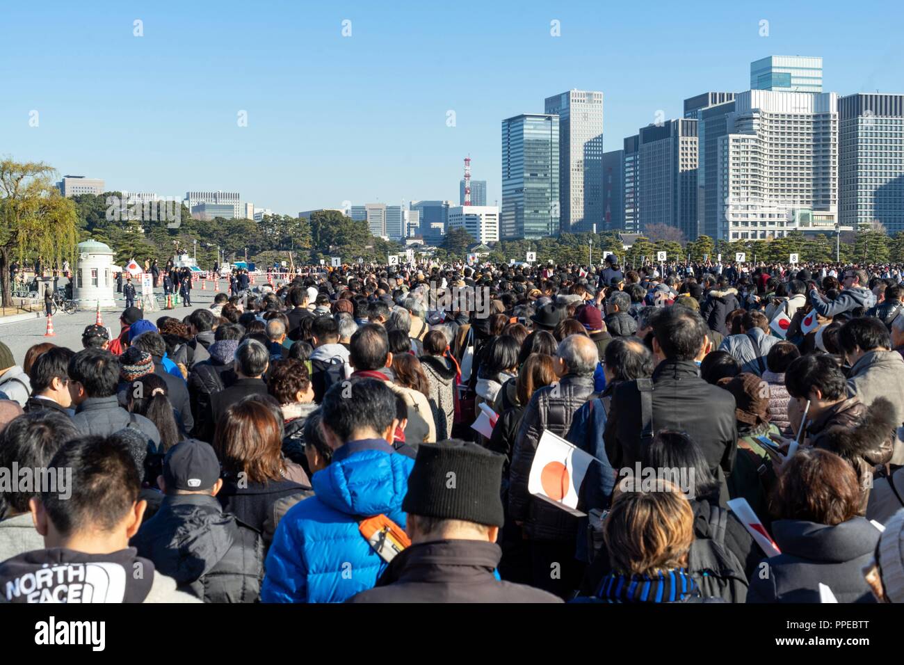 Japan: Massen vor Tokyo Imperial Palace. Anlässlich der letzten Geburtstag Rede des japanischen Kaisers Akihito. Foto vom 23. Dezember 2017. | Verwendung weltweit Stockfoto