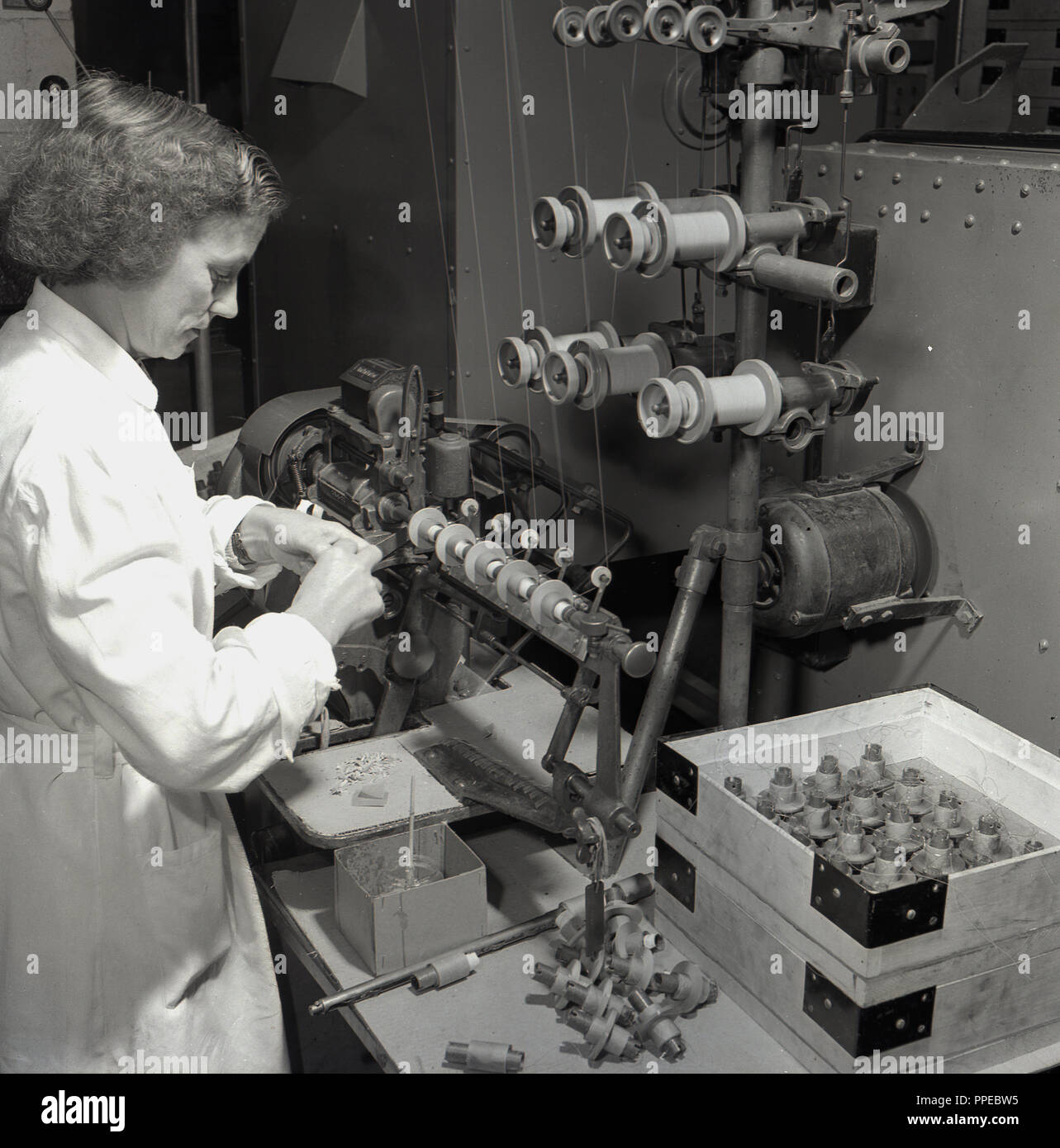 1950er Jahre, Arbeiterin Kontrolle der Teile für Bush Radio, einem führenden britischen Elektronik Hersteller von Radios und Fernsehgeräte in diesem Zeitalter. Stockfoto