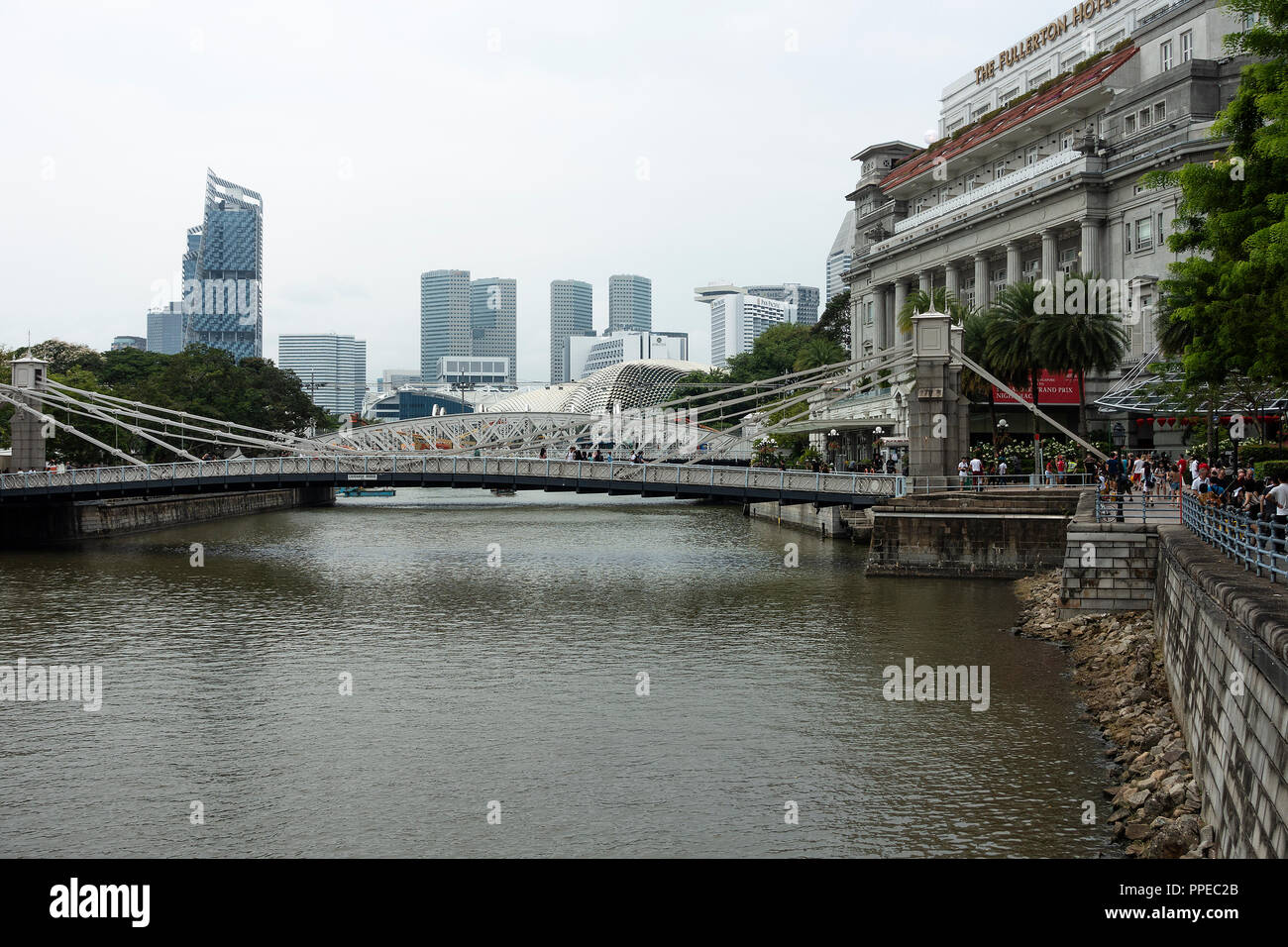 Das Wahrzeichen Fullerton Hotel und Teil des Finanzplatzes in der Nähe der Esplanade vor dem Grand Prix von Singapur Republik 2018 von Singapur Asien Stockfoto