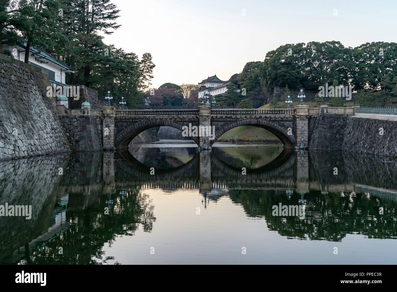 Japan: seimon Ishibashi Brücke, führt zu den wichtigsten Tor des Imperial Palace. Foto vom 22. Dezember 2017. | Verwendung weltweit Stockfoto