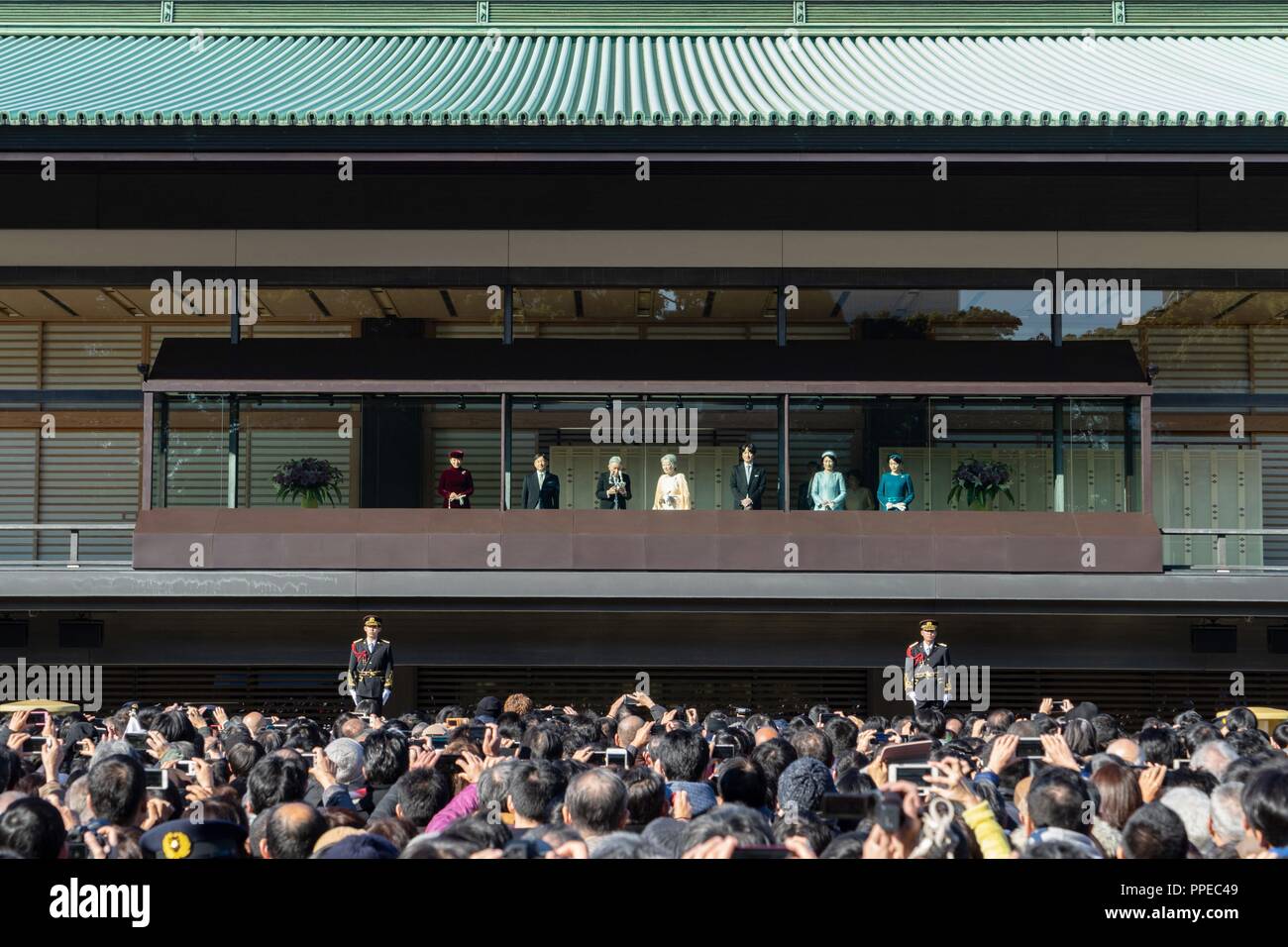Japan: letzten Geburtstag Rede des japanischen Kaisers Akihito auf der Tokyo Imperial Palace. Von links: kronprinzessin Masako, Kronprinz Naruhito, Kaiser Akihito und Kaiserin Michiko, Prinz Fumihito, Prinzessin Kiko, Prinzessin Mako. Foto vom 23. Dezember 2017. | Verwendung weltweit Stockfoto