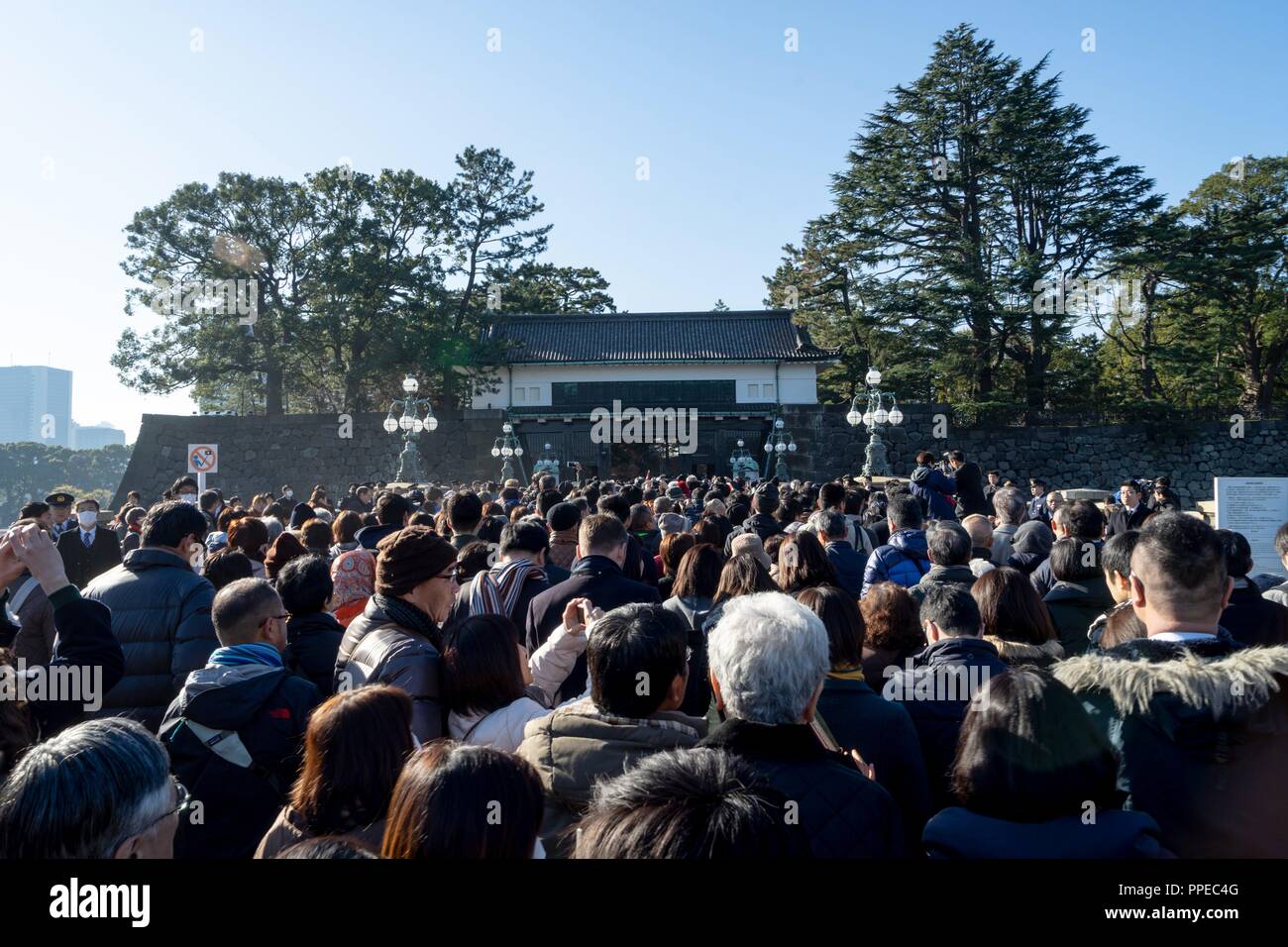 Japan: Massen am Haupteingang der Kaiserpalast von Tokio. Anlässlich der letzten Geburtstag Rede des japanischen Kaisers Akihito. Foto vom 23. Dezember 2017. | Verwendung weltweit Stockfoto
