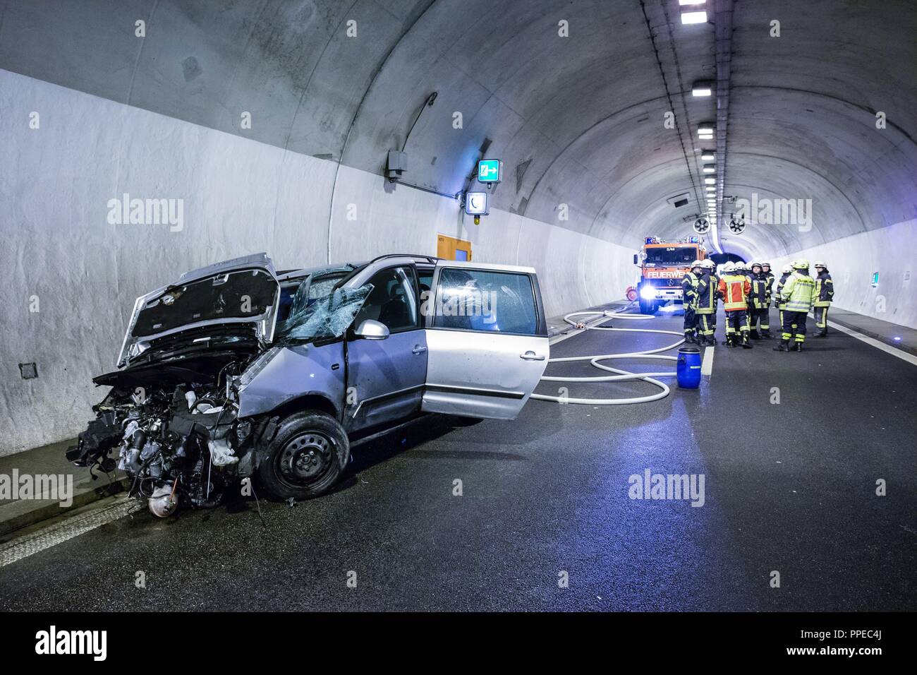 Einsatzfahrzeuge auf Szene an einem tödlichen Unfall in B14 Tunnel