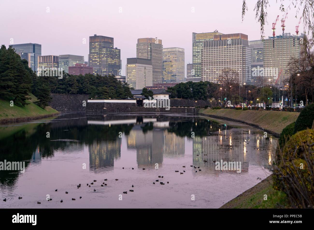 Japan: Tokyo Imperial Palace nach Sonnenuntergang. Foto vom 22. Dezember 2017. | Verwendung weltweit Stockfoto