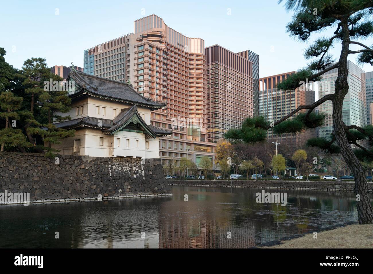 Japan: Tokyo Imperial Palace bei Sonnenuntergang. Foto vom 22. Dezember 2017. | Verwendung weltweit Stockfoto