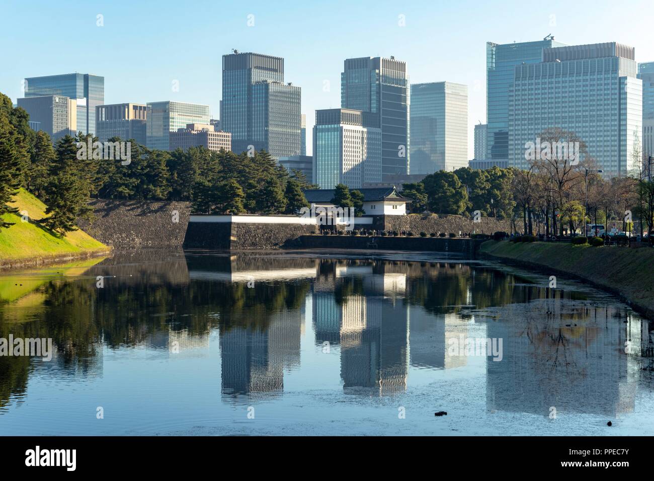 Japan: Die Imperial Palace vor Tokio Skyline. Foto vom 23. Dezember 2017. | Verwendung weltweit Stockfoto