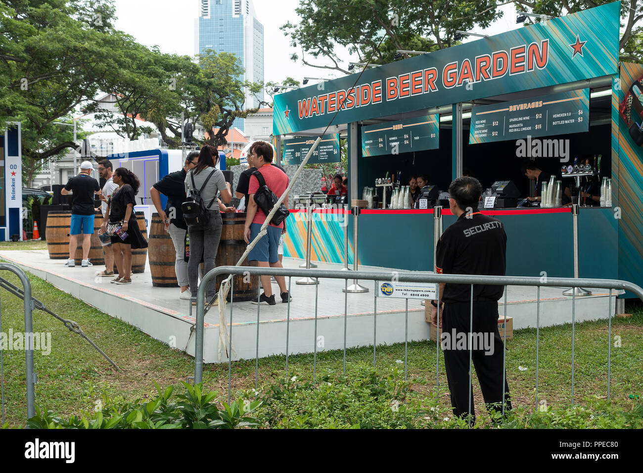 Das Waterside Biergarten in einer Parklandschaft am Wochenende des Singapur Formel 1-Grand Prix in Singapur Republik Singapur Asien Stockfoto