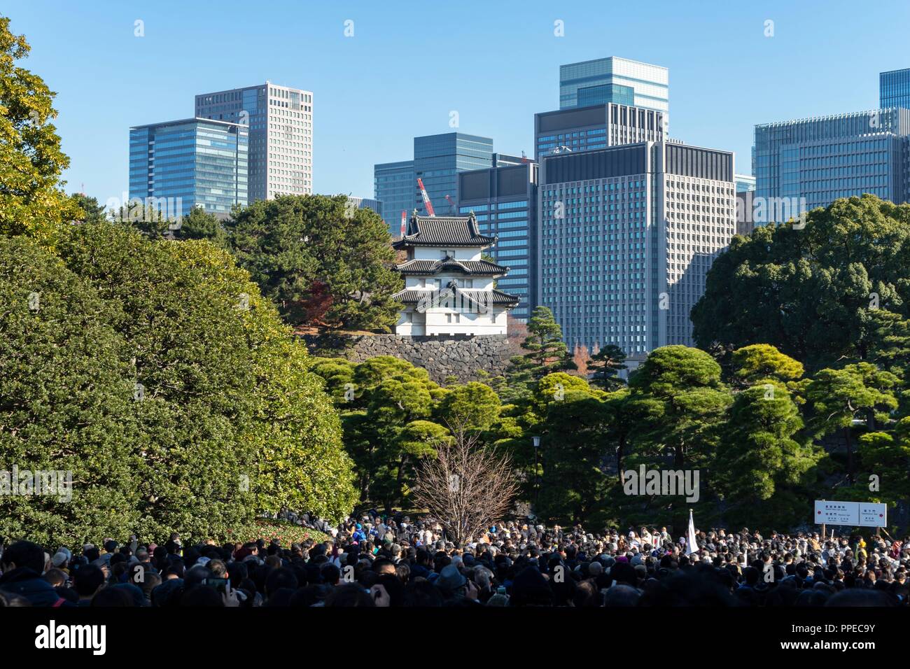 Japan: Die Imperial Palace vor Tokio Skyline. Foto vom 23. Dezember 2017. | Verwendung weltweit Stockfoto