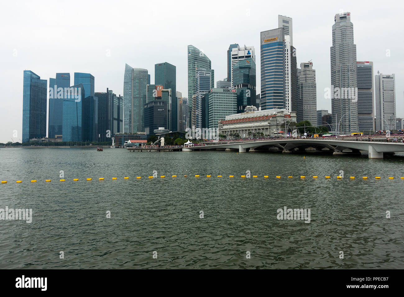 Das Wahrzeichen Fullerton Hotel und Teil des Finanzplatzes in der Nähe der Esplanade vor dem Grand Prix von Singapur Republik 2018 von Singapur Asien Stockfoto