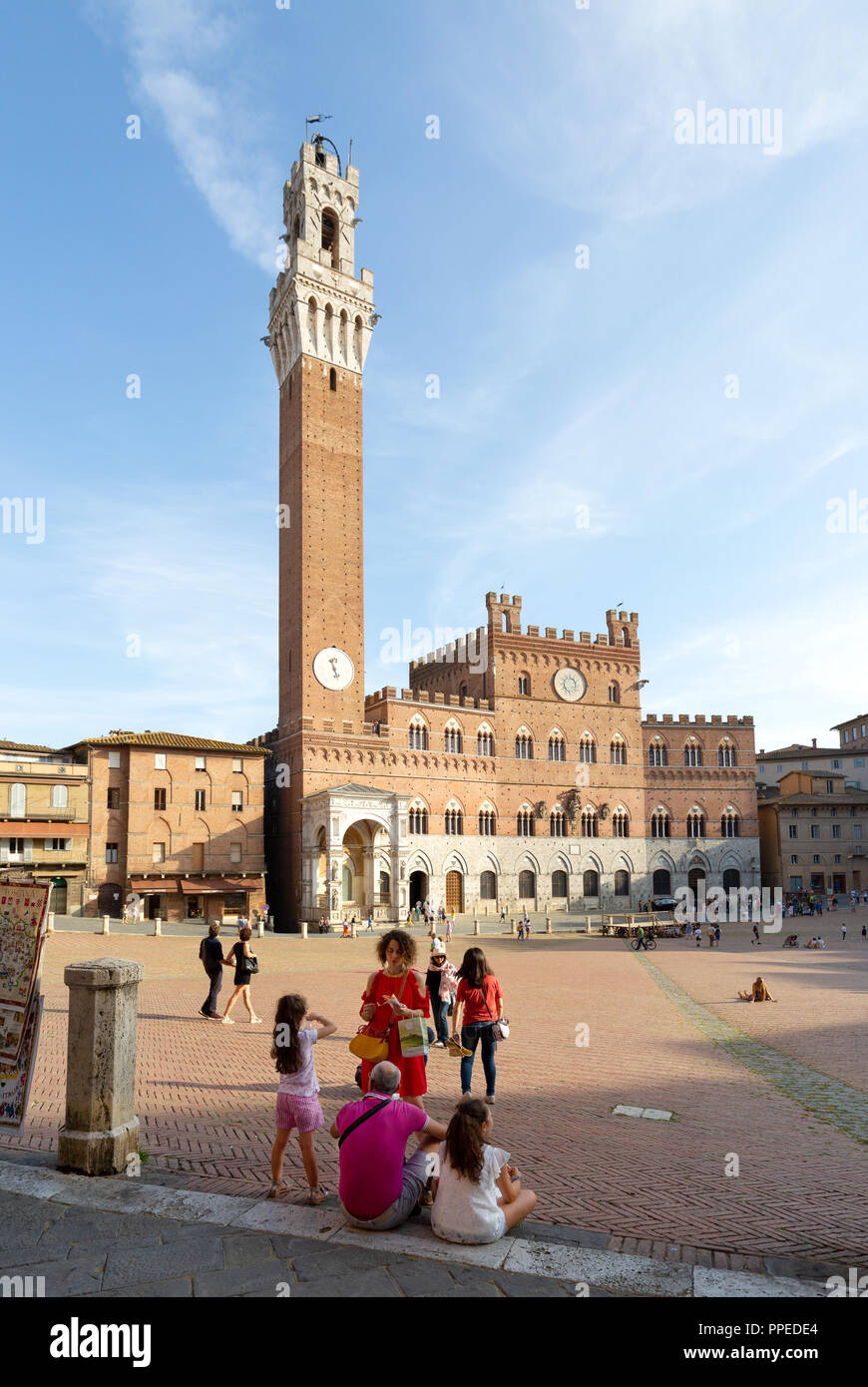 Eine Familie mit Kindern im Urlaub in der Piazza del Campo, Siena Italien Europa Stockfoto