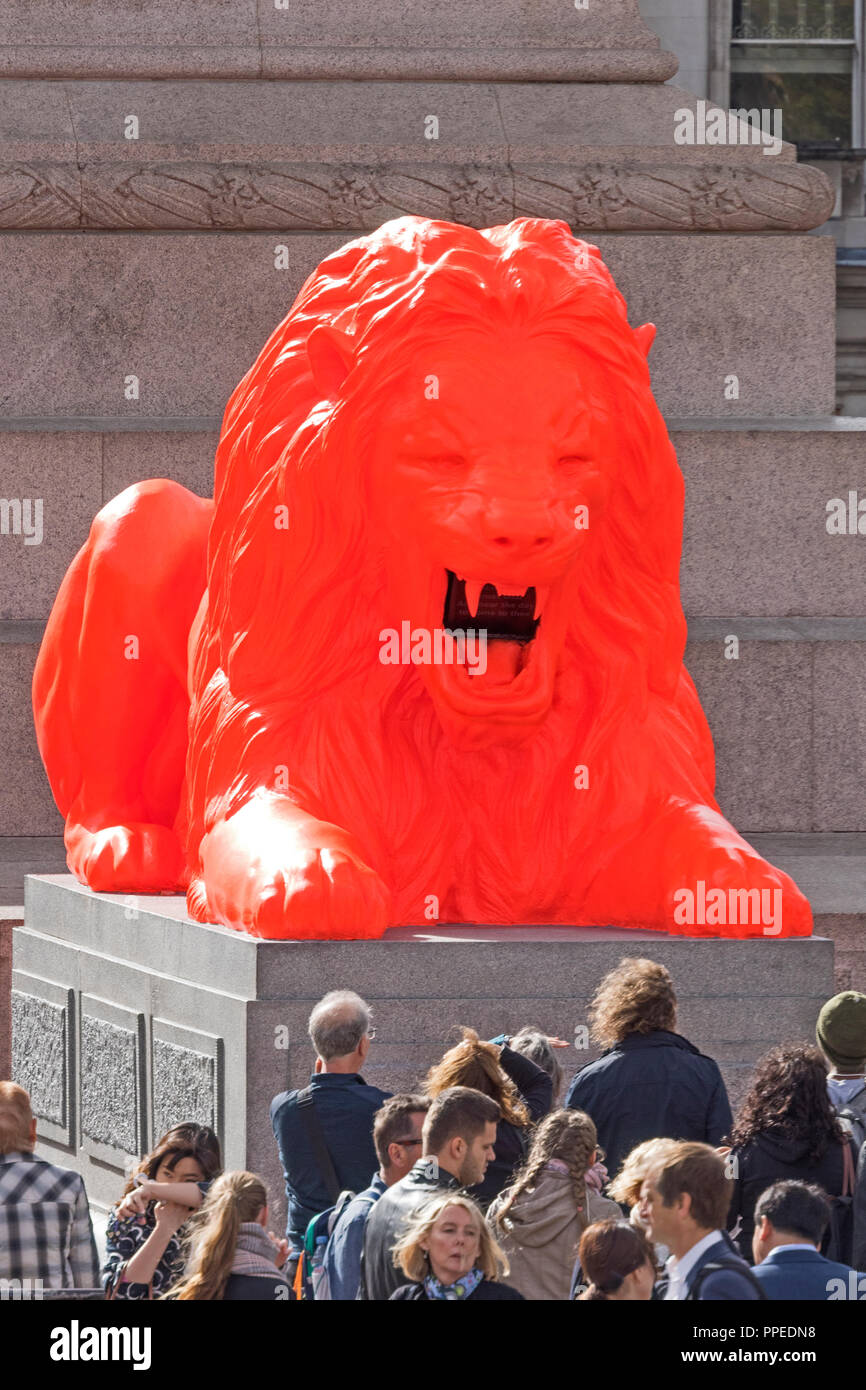 London, Westminster Es Devlin's' Bitte geben Sie die Installation der Löwen in Trafalgar Square als Teil der London Design Festival Stockfoto