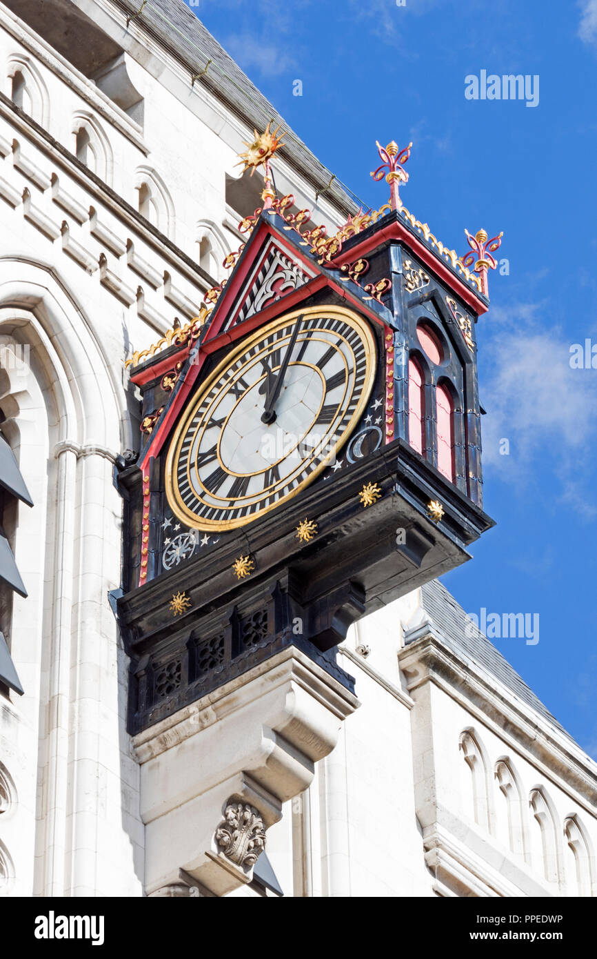 London, Victorian Gothic die Uhr in der Strand Street von 1883 hoch oben auf der Außenseite des königlichen Gerichten Stockfoto