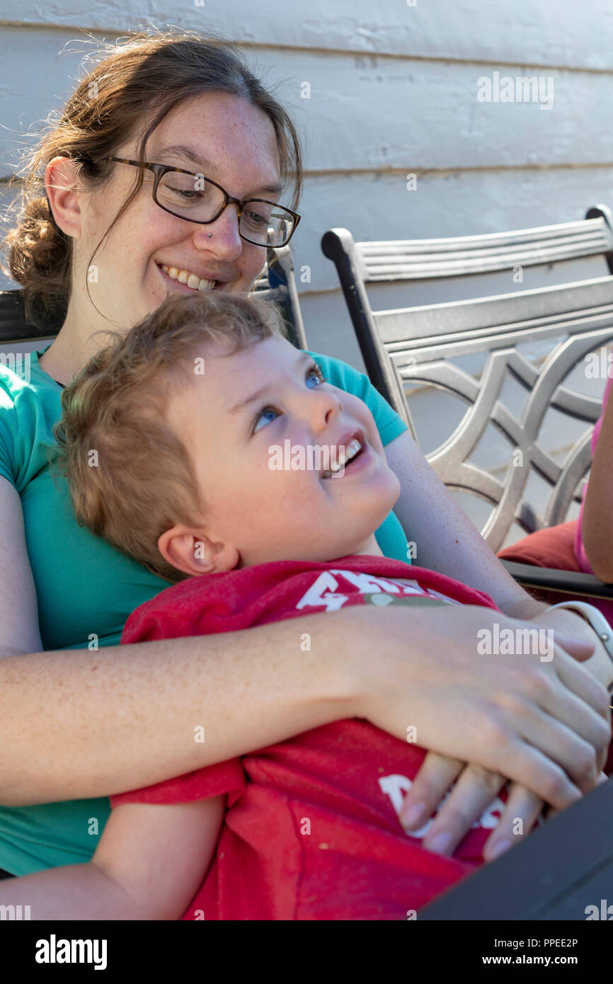 Wheat Ridge, Colorado - ein vier Jahre alter Junge genießt einen Moment mit seiner Mutter. Stockfoto