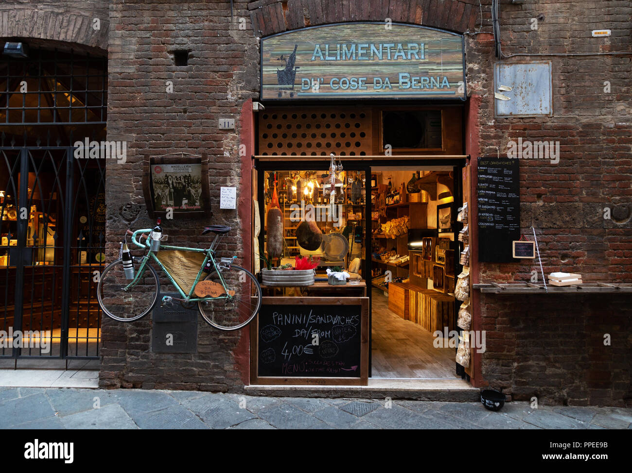Von außen ein alimentari, oder Lebensmittel Shop, Siena, Italien Europa Stockfoto