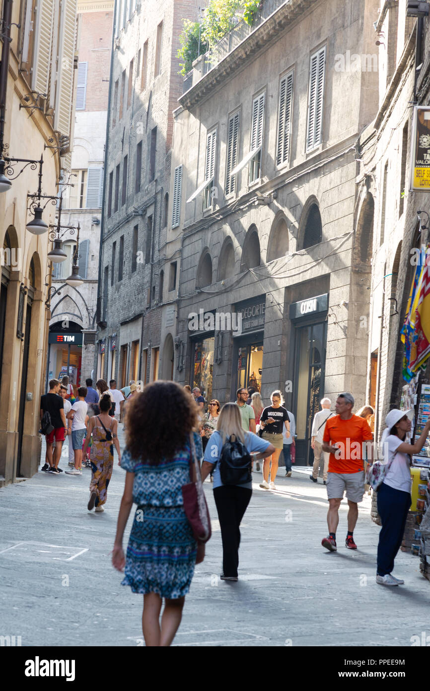 Italienische Menschen zu Fuß in die Gassen des mittelalterlichen Siena, Siena, Toskana Italien Europa Stockfoto