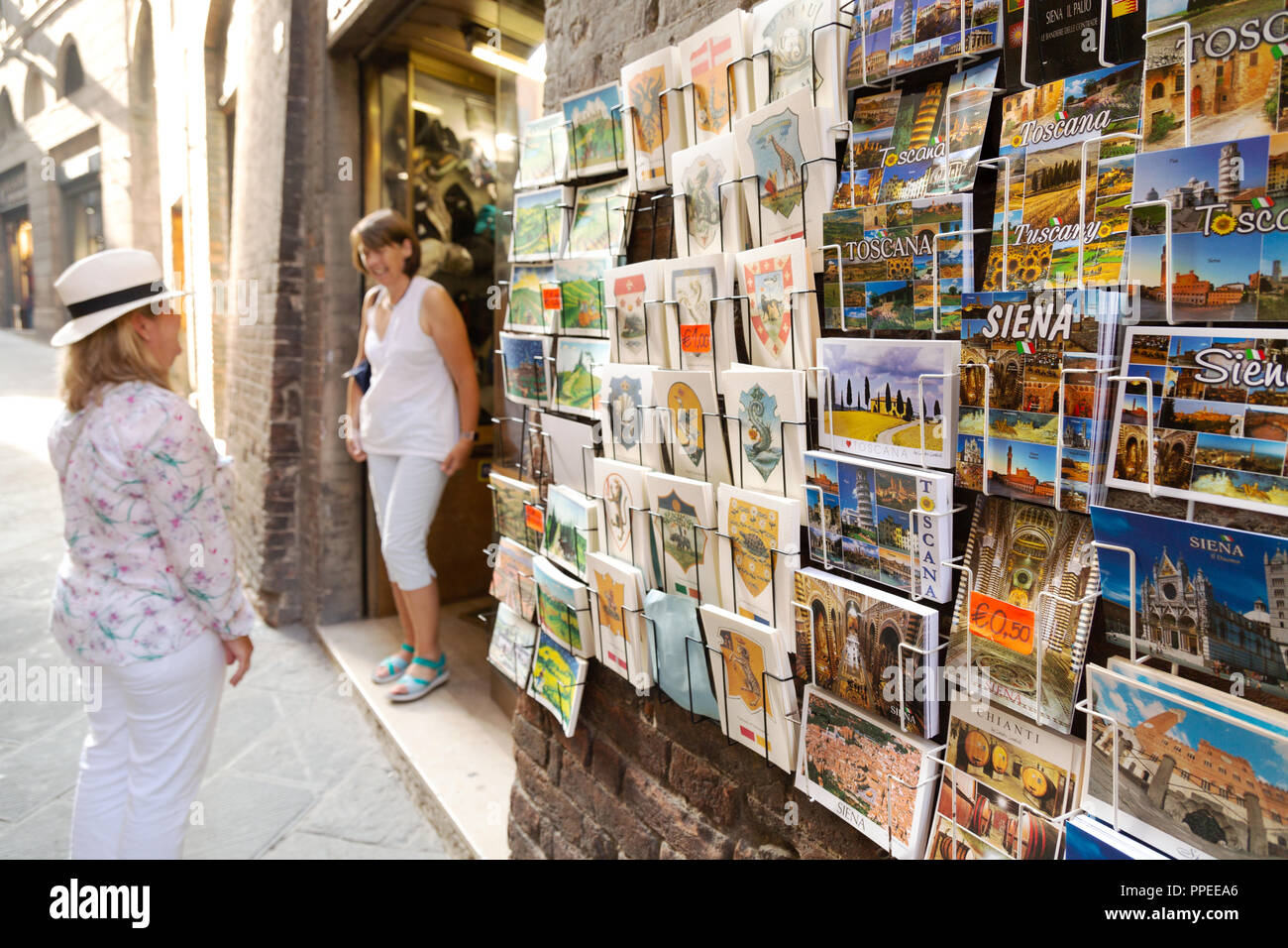 Touristen kaufen Postkarten auf Urlaub, Siena, Toskana, Italien Europa Stockfoto