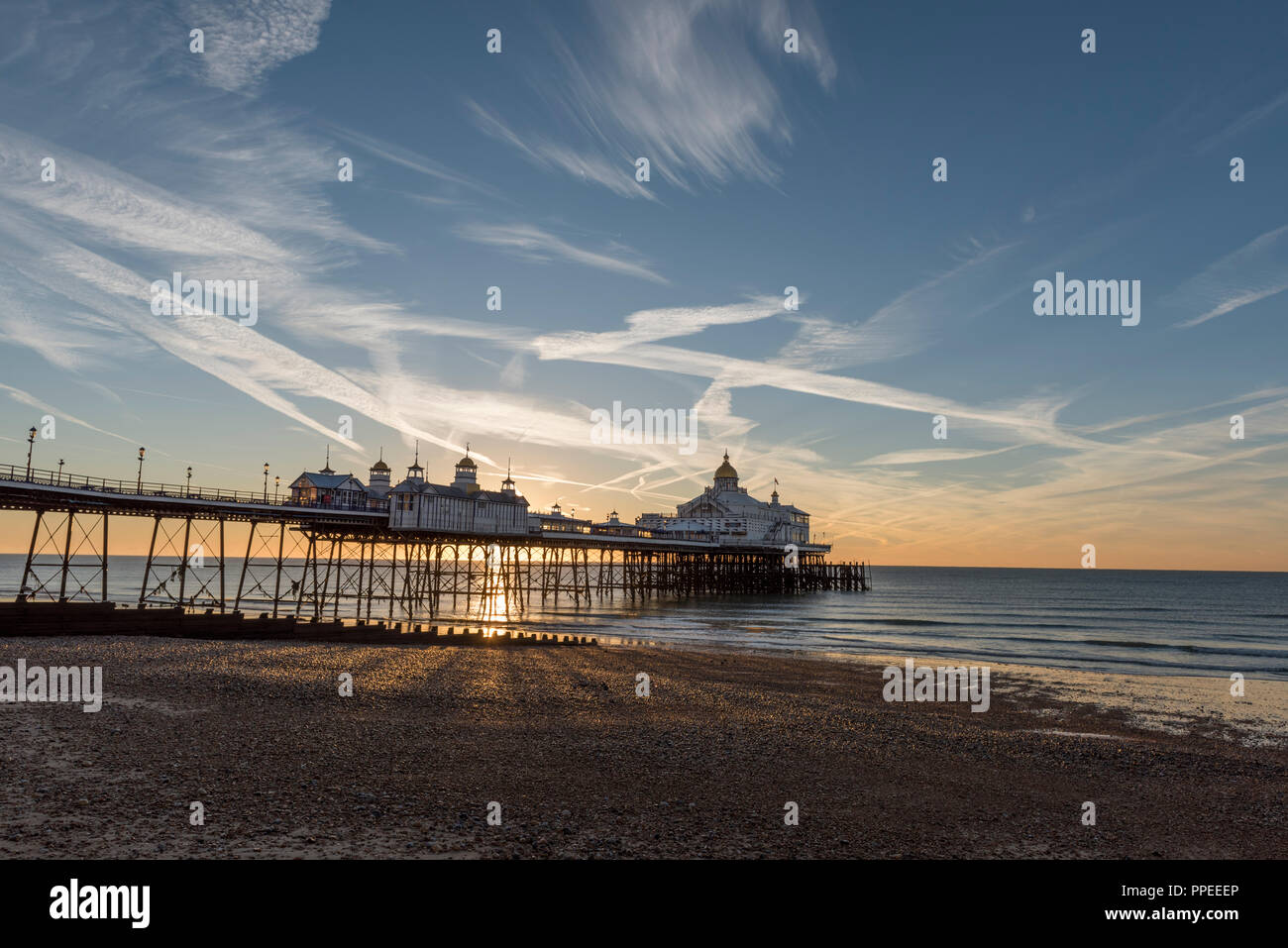 Am frühen Morgen in Eastbourne Pier, in der Grafschaft East Sussex, an der Südküste von England in Großbritannien. Stockfoto