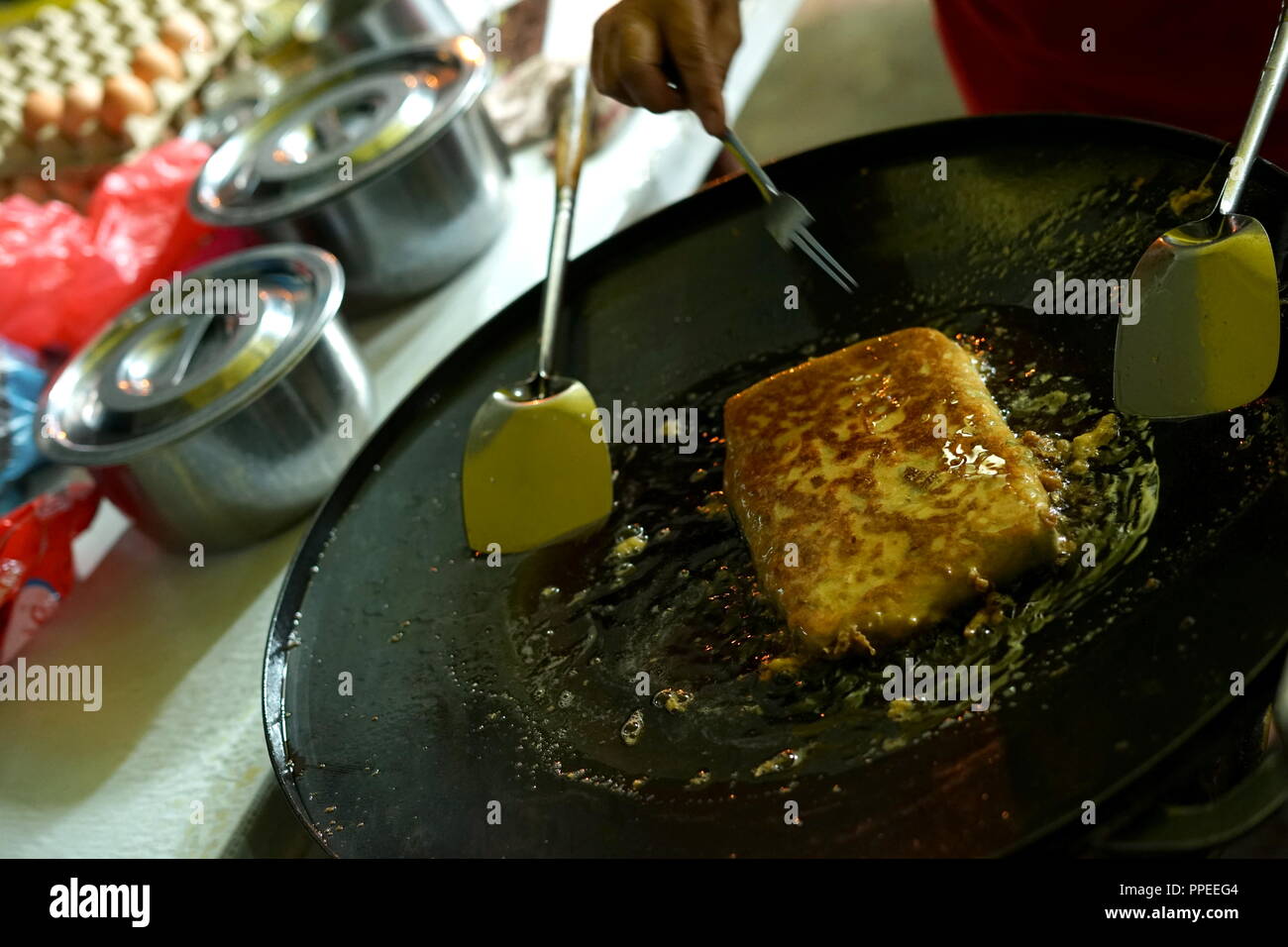 Anbieter traditionelle murtabak Küche im street Bazar in Indonesien Stockfoto