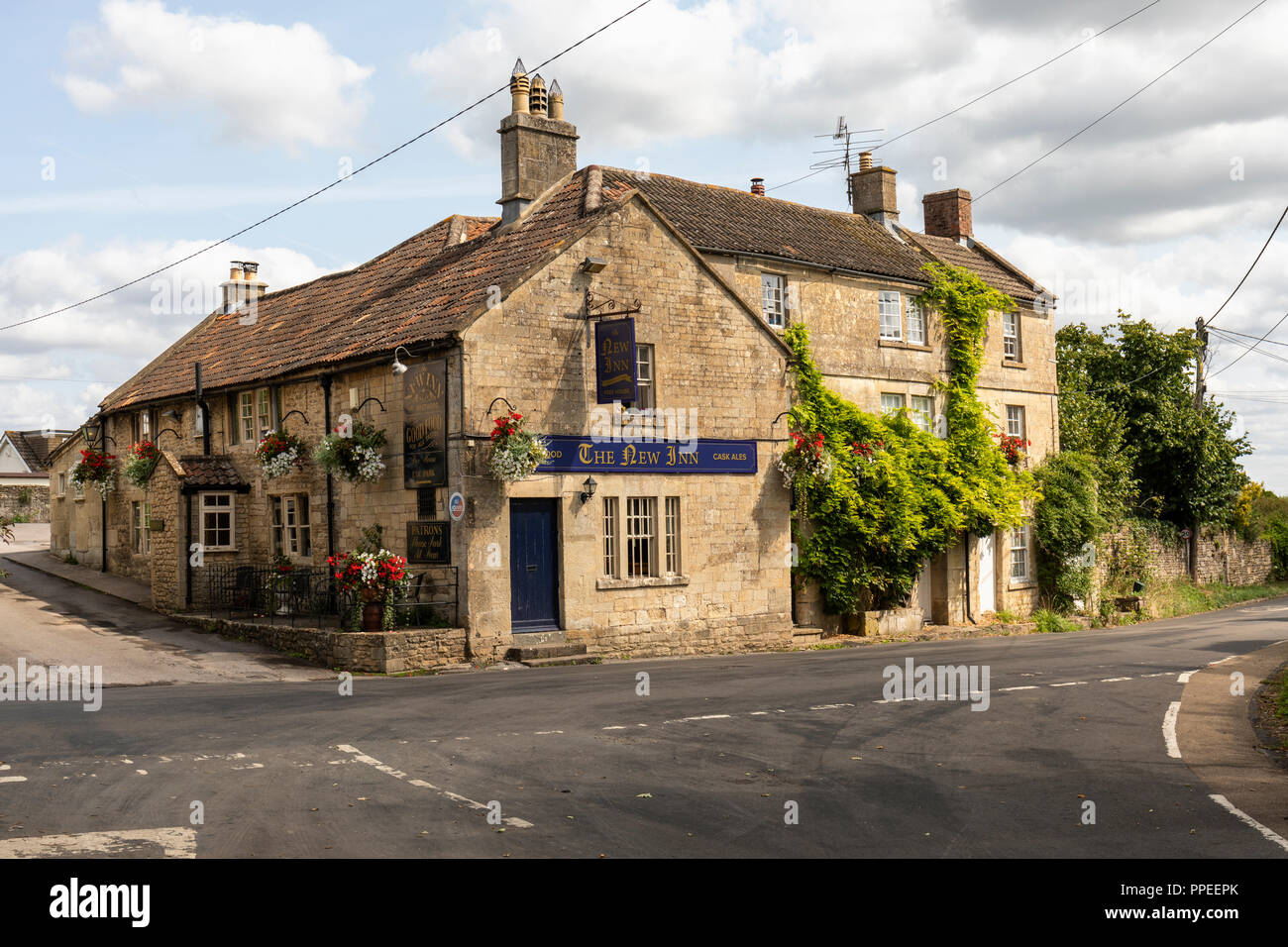 The New Inn, Westwood, Wiltshire, England, Großbritannien. Ein traditionelles Dorf öffentliches Haus / Restaurant. Stockfoto