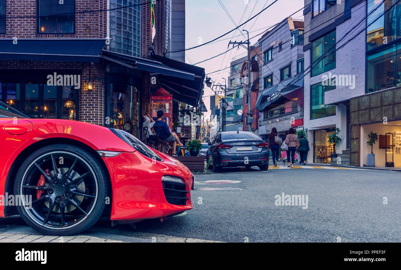 Eine rote glänzende Porsche auf dem BACKSTREET von Garosu-Gil, wo der hip Ort der Gangnam Seoul. Es gibt berühmte Restaurant, ein Cafe und eine Boutique. Stockfoto