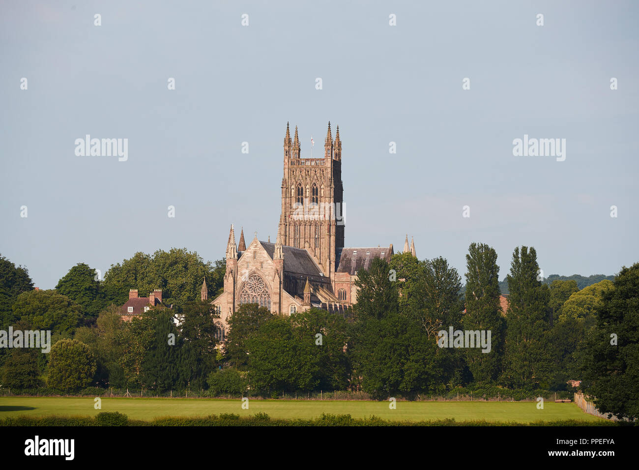 Worcester Cathedral, ist eine anglikanische Kathedrale von Worcester, England, auf einer Bank mit Blick auf den Fluss Severn mit Platz Kopieren gelegen Stockfoto