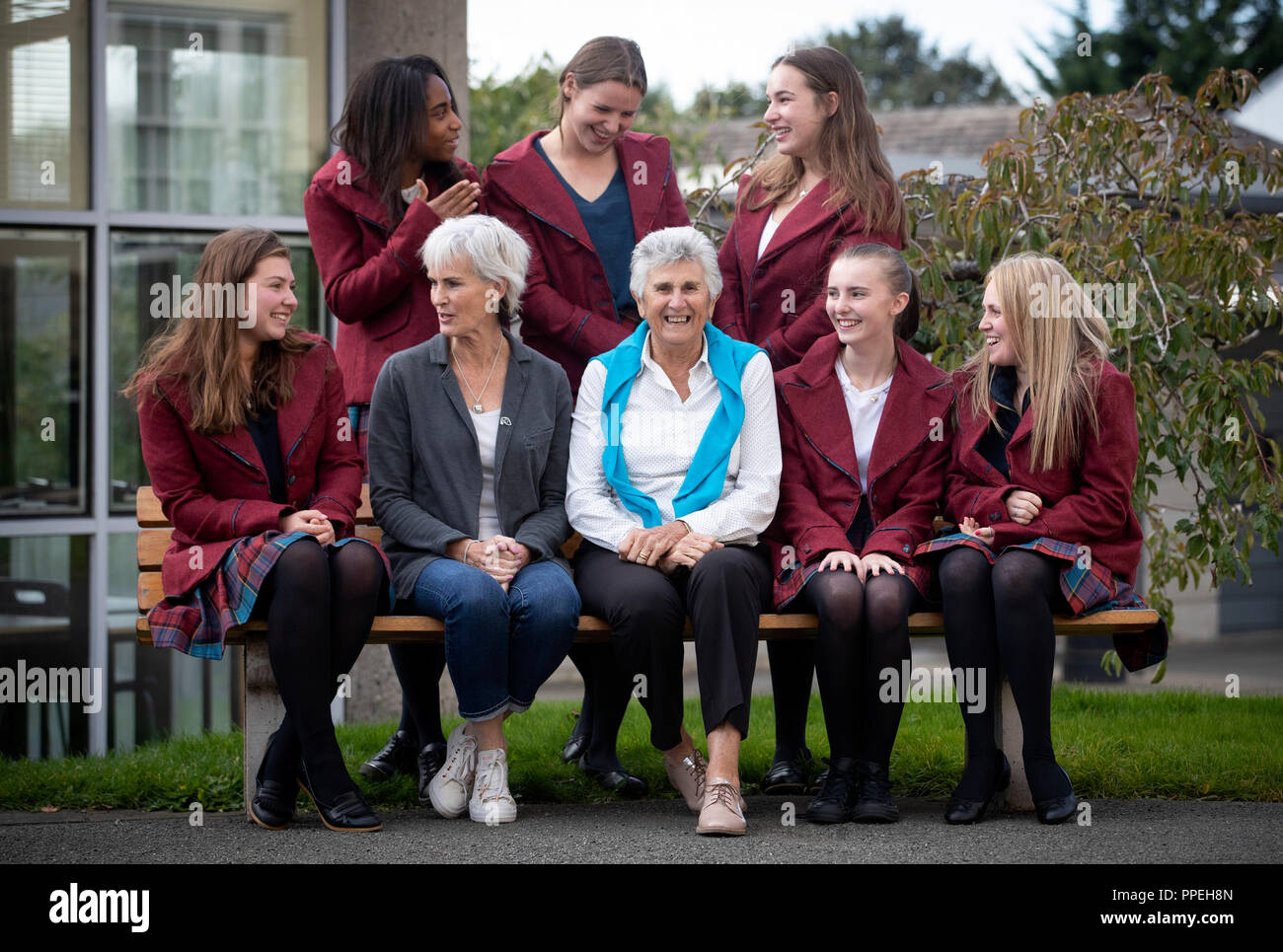 Judy Murray (Mitte links) und Judy Dalton, die Gleichstellung von Frauen und Mädchen mit einigen der Gymnasiasten in St. George's Schule für Mädchen, Edinburgh diskutieren. Stockfoto