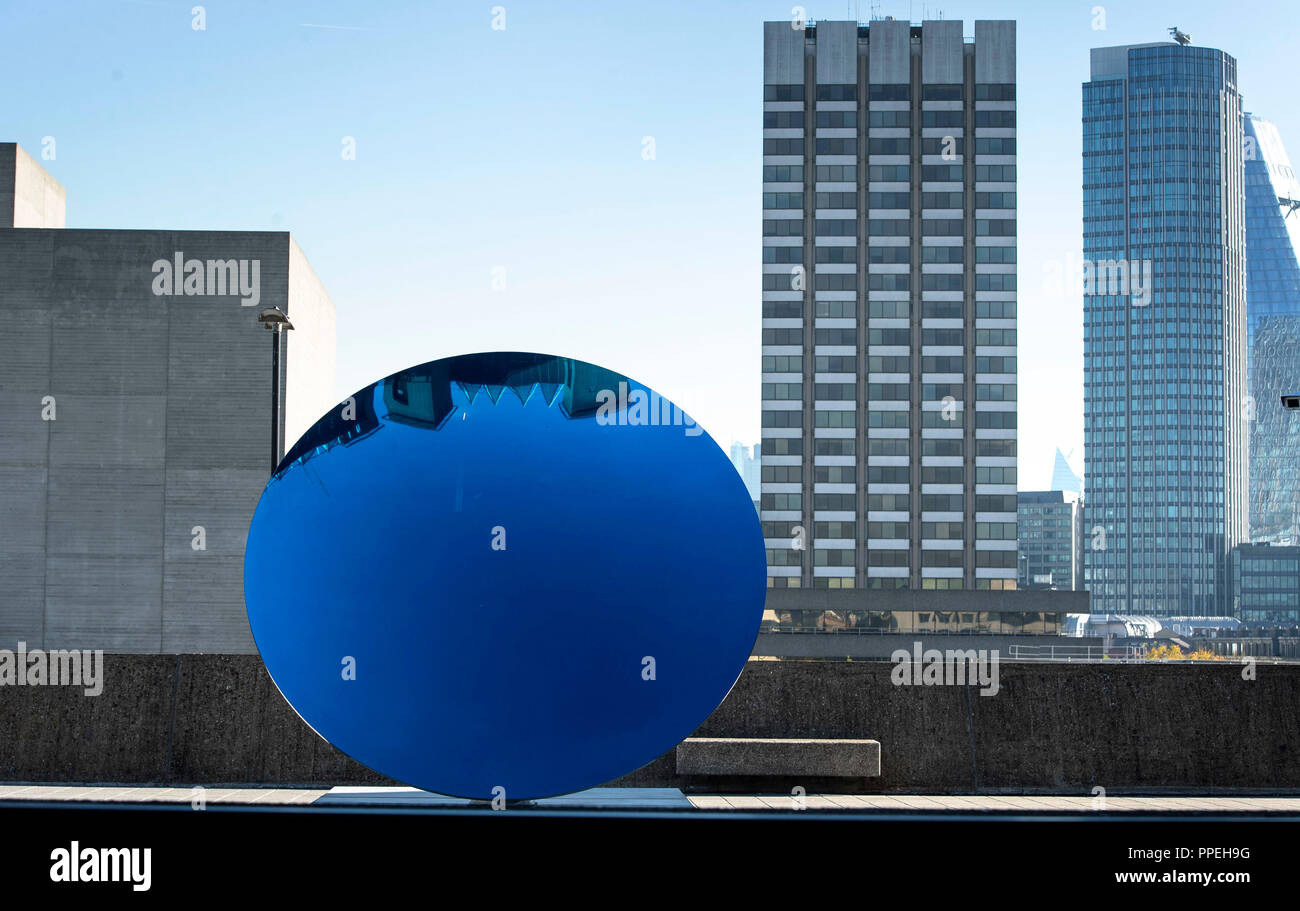 'Sky Spiegel, Blau, 2016" von Anish Kapoor während einer Pressekonferenz für die Ausstellung: Space Laufräder in der Hayward Gallery, Southbank Centre, London. Stockfoto