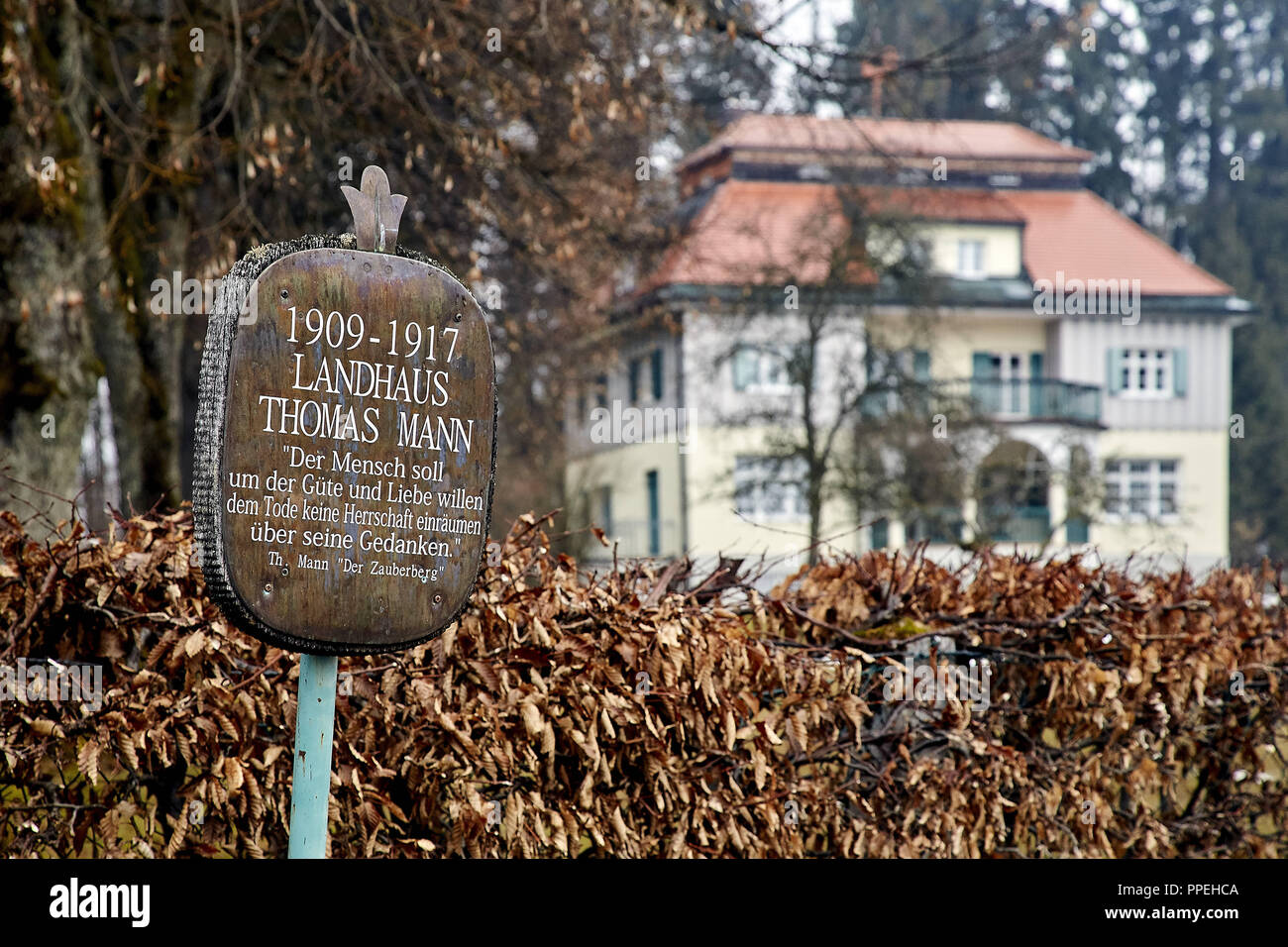 2017 wird ein Jahr sein, Thomas Mann in Bad Tölz. Thomas Mann am 6. Juni 1875 in Lübeck geboren, er starb am 12. August 1955 in Zürich. "Wenn ich daran denke, Kindheit, glaube ich, von Bad Tölz", so Klaus Mann schrieb in seinem Buch "ein Kind dieser Zeit". Genau vor hundert Jahren, die Familie gaben ihre 'Herrensitzchen', wie sie es nannte. "Nicht auf der Rasenkante unheimlich! Die Familie Mann und ihr Landhaus in Bad Tölz 1908-1917" von Daniel Lang, 06.02.2017 Stockfoto