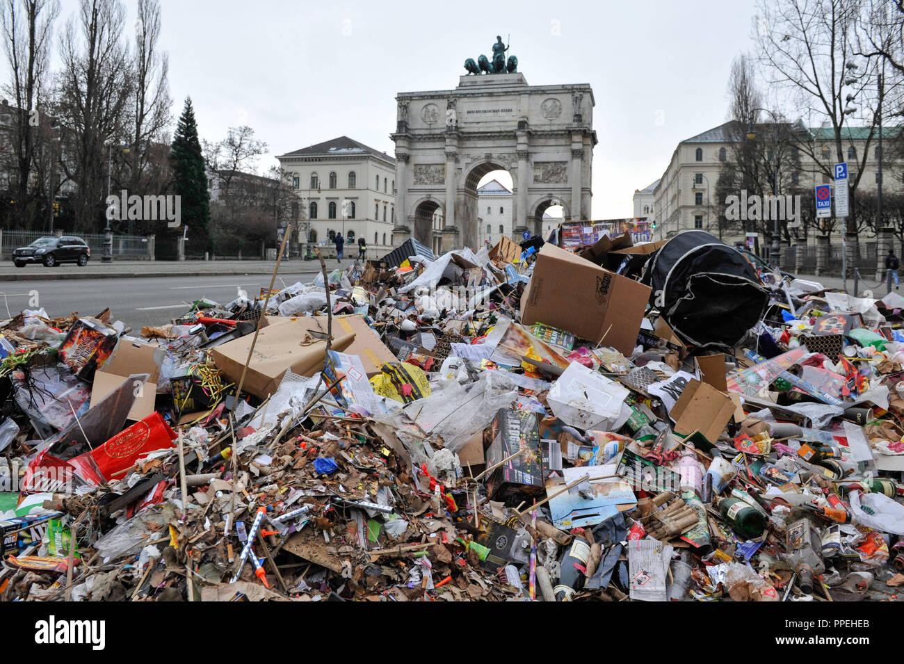 Feuerwerk Abfälle vor dem Siegestor in Schwabing nach Silvester. Stockfoto