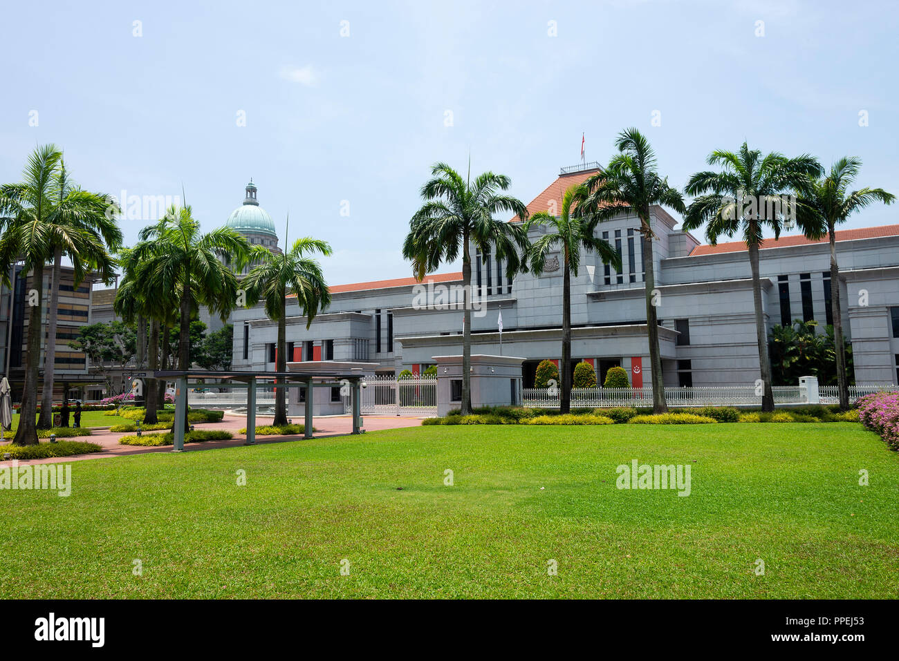 Das Parlamentsgebäude am Parliament Place mit wunderschönen formalen Gärten und Palmen Singapur Asien Stockfoto