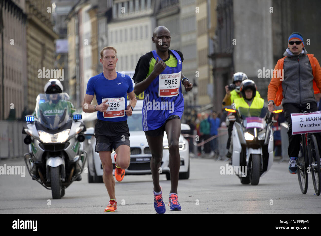 Der spätere Sieger Oliver Herrmann (links) mit seinem Kenianischen Schrittmacher Charles Korir auf dem Kurs auf der 31 München Marathon. Stockfoto