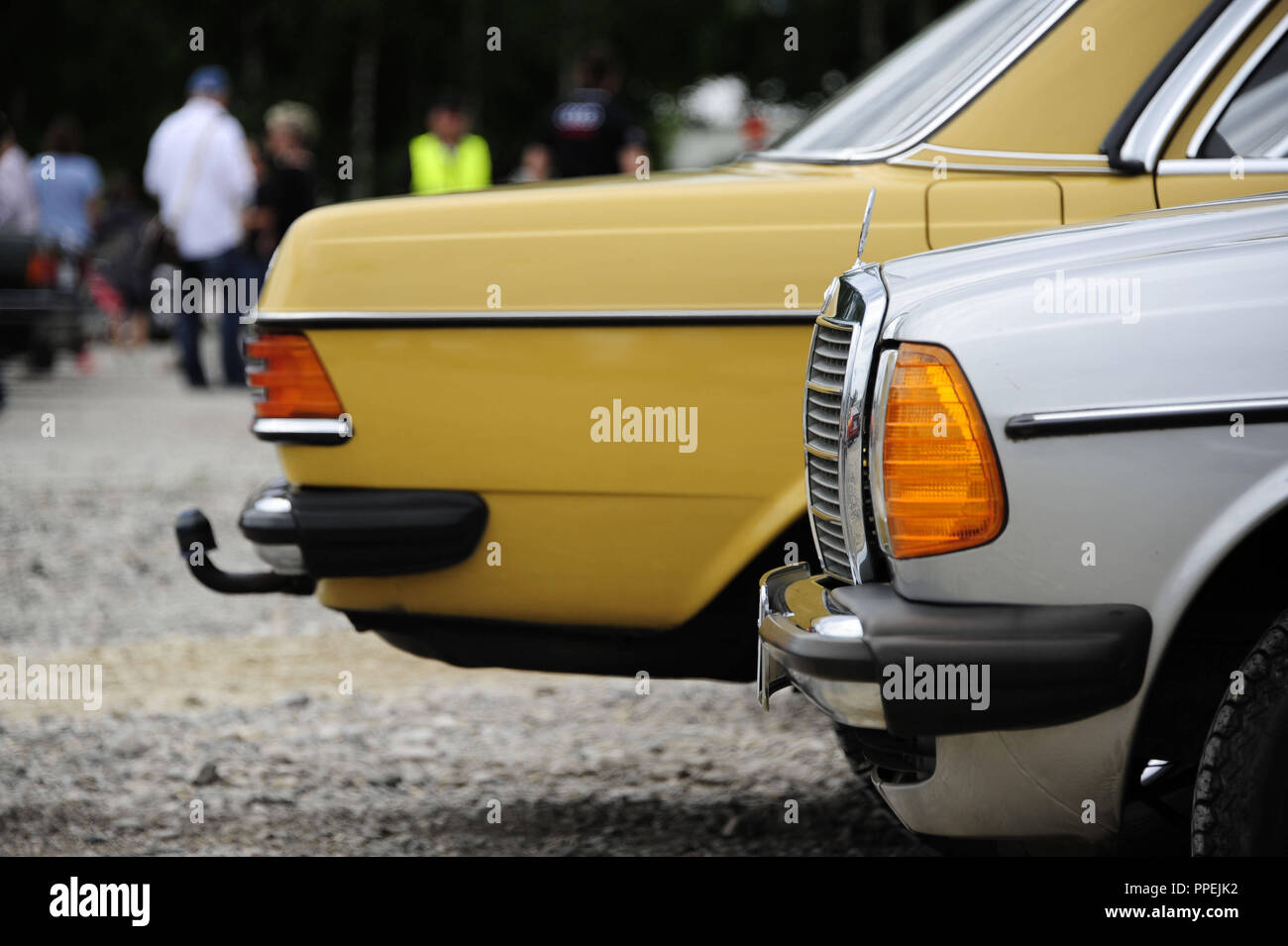 Classic Car Show zu Beginn des Baus der geplanten Veranstaltung Ensemble "otorworld Freimann" in der ehemaligen Werkstatt zwischen Maria-Probst-Straße und Lilienthalallee. Im Bild sehen Sie die Vorder- und Rückseite von zwei Mercedes-limousinen. Stockfoto