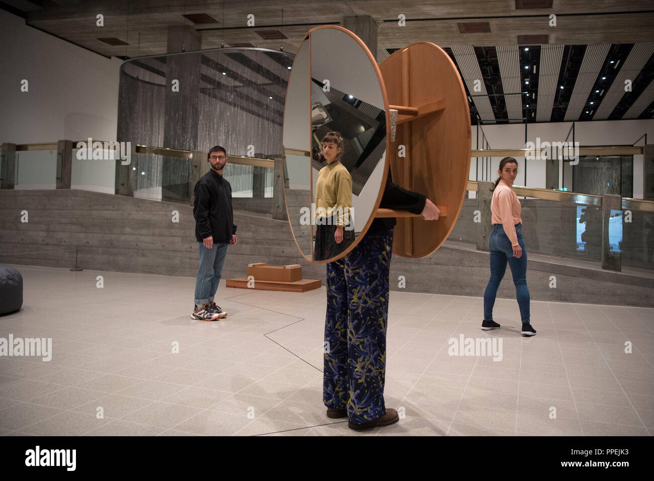 Performance Künstler mit "Interaktiven Abstrakte Körper (Split Kreis), 2012 "Josiah McElheny während einer Pressekonferenz für die Ausstellung: Space Laufräder in der Hayward Gallery, Southbank Centre, London. Stockfoto