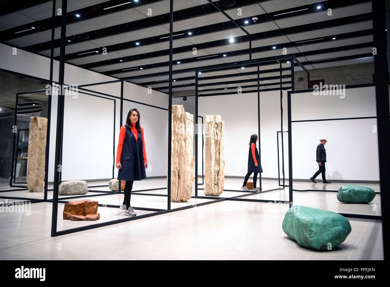 Eine Frau Ansichten" WeltenLinie, 2017' von Alicja Kwade während einer Pressekonferenz für die Ausstellung: Space Laufräder in der Hayward Gallery, Southbank Centre, London. Stockfoto