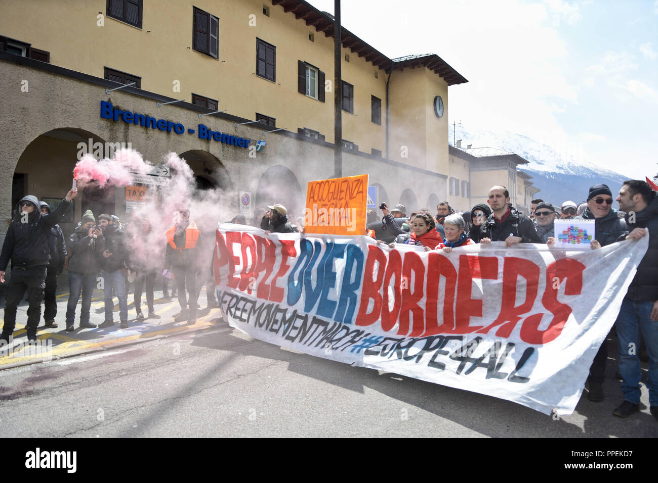 Die Demonstranten halten ein Banner mit Menschen die Worte "über Grenzen". Italienischen Demonstranten protestieren am 04.24.2016 gegen die geplante Grenzkontrollen von Österreich. Stockfoto